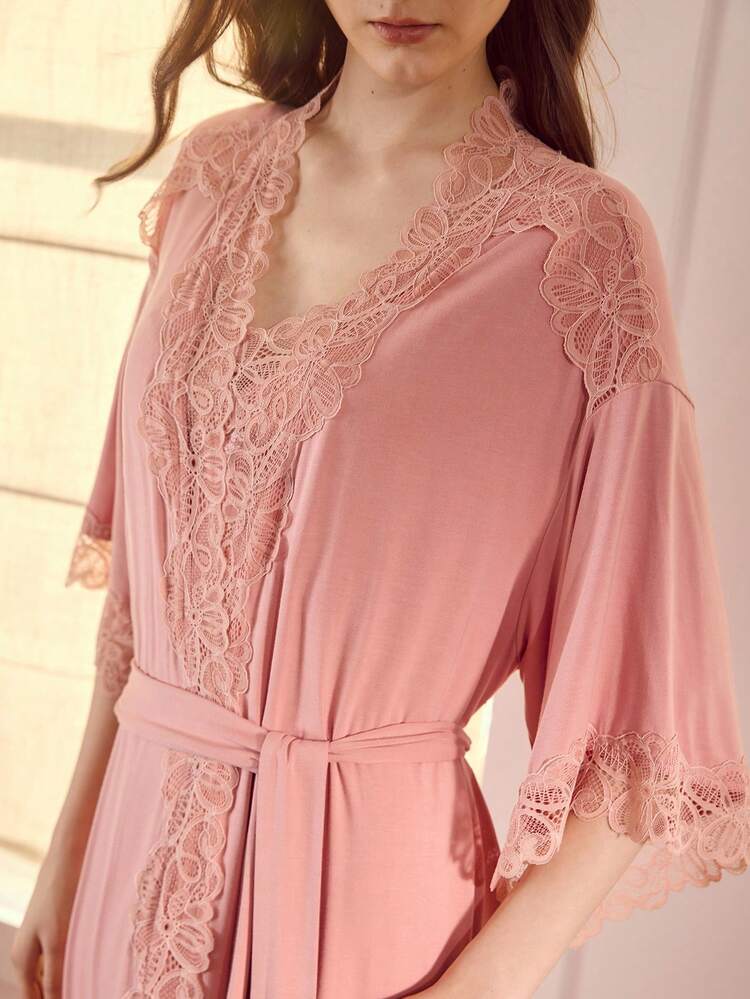 CONJUNTO DE PIJAMA COM ROBE DE RENDA CONTRASTANTE E CAMISOLA