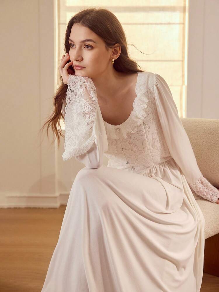 VESTIDO DE DORMIR MAXI CON CINTURA FRUNCIDA, MANGAS DE CAMPANA, ENCAJE ROMÁNTICO Y BORDADO DE MALLA