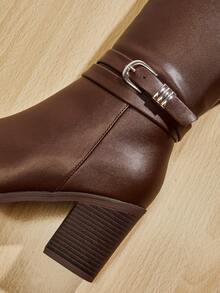 SHUZIA #BootTok 女士时尚搭扣装饰尖头高跟PU棕色长靴 – 优雅、简约、街头风 – 圣诞节必备 - 棕色 - 查看 7