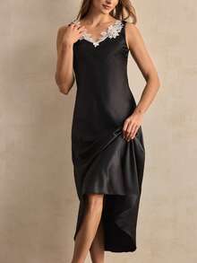 Charlaine Élégante robe de nuit longue en satin doux et soyeux, à coupe évasée, avec broderie de dentelle romantique, confortable pour la peau des femmes