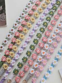 1个波西米亚风手工编织小雏菊斜挎包，配有手机挂绳、钥匙链，是送给母亲、家人、朋友的生日、节日礼物，也可作手机挂饰或手机链。