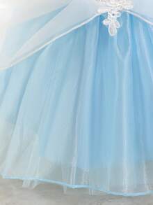 SHEIN Glamorique Kids Baby Girl Princess Dress, Blue Mesh Dress, White Positioning Flower, Silver Ribbon, Blue Gemstone, Bubble Sleeves, Vacation, Partywear ,Valentine's Day,Birthday Dress, New Year's Day, Birthday Party, Wedding Festival Dress, Gorgeous Dress, Middle East, Europe And America