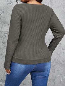 SHEIN Frenchy Camiseta de manga larga con cuello en V superpuesto, fruncida y con encaje de contraste, para mujer de talla grande, para otoño, primavera y verano