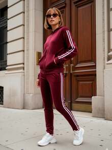Conjunto de pants deportivo y casual para mujer, colores lisos, con líneas verticales en los laterales, tela tipo terciopelo de poliéster y spandex. pants sin bolsillos de ajuste regular con bota semi-entubada, talle de cintura natural. Sudadera deportiva, cuello redondo con capucha, silueta de ajuste regular, cierre con cremallera y bolsillos frontales tipo canguro funcionales. Muy fresco y cómodo, ideal para hacer deporte al aire libre, caminata en el parque o para ir al gimnasio. - Rojo violeta - Ver 2