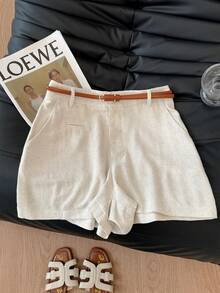 SHEIN Frenchy Quần short nữ dáng rộng, màu trơn, ống rộng, kiểu dáng thường ngày, chất liệu vải lanh, quần short công sở tối giản, màu kem, thanh lịch, cạp cao, thích hợp cho mùa đông, phong cách thường ngày, đi ăn sáng, phù hợp cho cả đi chơi và nghỉ mát, mùa xuân/thu, phong cách Pháp. - Màu be - Xem 2
