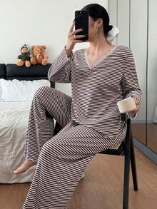 SHEIN Conjunto de pijama de mujer de talla grande con cuello en V, parche de encaje y rayas de manga larga. Conjunto de ropa de estar en casa con cuello en V, rayas, manga larga. Conjunto de ropa de estar en casa de dos piezas para otoño e invierno.