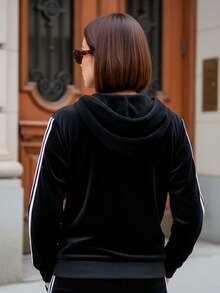 Conjunto de pants deportivo y casual para mujer, colores lisos, con líneas verticales en los laterales, tela tipo terciopelo de poliéster y spandex. pants sin bolsillos de ajuste regular con bota semi-entubada, talle de cintura natural. Sudadera deportiva, cuello redondo con capucha, silueta de ajuste regular, cierre con cremallera y bolsillos frontales tipo canguro funcionales. Muy fresco y cómodo, ideal para hacer deporte al aire libre, caminata en el parque o para ir al gimnasio. - Negro - Ver 4