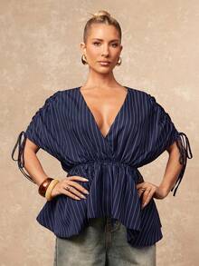 Lumalex VITNOS 细条纹垂褶荷叶边上衣，深V领设计，抽绳褶皱袖口，松紧腰身，柔美廓形，适合春季休闲、职场、派对、奢华等多种场合，尽显女性魅力，尤其适合新年、大地色系女性、优雅女性、法式优雅、周末休闲和工作场合。 - 藏蓝色 - 查看 8