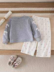 SHEIN Conjunto de sudadera de cuello redondo de manga larga con decoración de lazo rosa y pantalones de pana para bebé niña recién nacida de 0 a 3 años, conjunto de sudadera y pantalones para bebé niña de otoño/invierno, conjunto de bebé niña, ropa diaria para bebé niña - Gris Claro - Ver 2