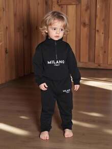 新款男童套装，黑色拉链长袖上衣，白色字母印花，搭配纯色运动裤，休闲时尚。适合春秋季学校活动、日常外出，也可作为冬季卫衣套装穿着。 - 黑色 - 查看 6