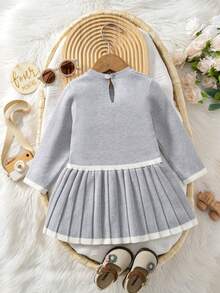 SHEIN 这款女宝宝服装休闲、时尚又可爱。它采用灰色褶皱设计，饰有蝴蝶结，并搭配针织中东长袖连衣裙。面料柔软舒适，适合日常穿着，也适合户外活动、旅行、度假、居家和育儿等场合。尤其适合秋冬季节、圣诞节、开学季和各种派对。是一款百搭的秋冬季女宝宝服装。 - 灰色 - 查看 3