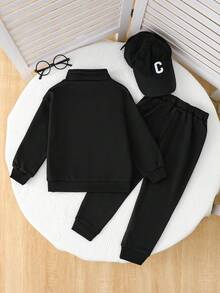 新款男童套装，黑色拉链长袖上衣，白色字母印花，搭配纯色运动裤，休闲时尚。适合春秋季学校活动、日常外出，也可作为冬季卫衣套装穿着。 - 黑色 - 查看 4