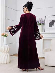 Al Najma Elegante vestido de terciopelo con cuello de barco, mangas acampanadas y cuentas, color vino tinto, para mujer, otoño/invierno - Burdeos - View 2