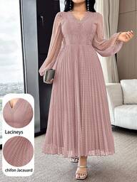 Modelyn Elegant, mellanlång klänning i kontrastfärgad spets med v-ringning, mesh, lanternärm och veckad fåll.