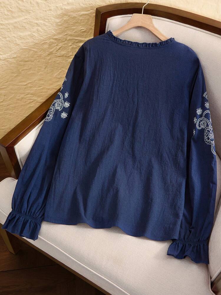 Blusa Casual de Manga Longa com Gola Redonda, Babado e Bordado Floral para Mulheres Plus Size