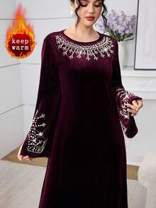 Al Najma Elegante vestido de terciopelo con cuello de barco, mangas acampanadas y cuentas, color vino tinto, para mujer, otoño/invierno - Burdeos - View 3