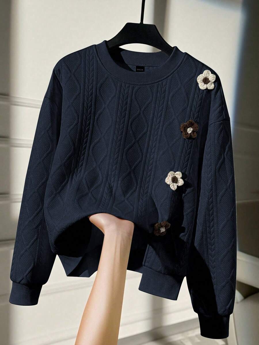 GlowEve 女士时尚纯色纹理装饰钩针 3D 花卉圆领落肩长袖开衩下摆宽松休闲运动衫 - 藏蓝色 - 查看 1