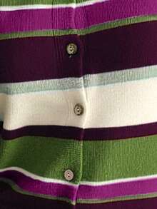 Nöista 这款纽扣开衫采用条纹领口、修身罗纹下摆和长袖设计，为女性春假提供了一件优雅迷人的叠穿单品；非常适合搭配衬衫、T恤，打造休闲时尚造型，也适合精致外出、派对造型、毕业典礼宾客装扮、优雅的生日装扮或情人节装扮。 - 彩色 - 查看 6