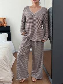 SHEIN Conjunto de pijama de mujer de talla grande con cuello en V, parche de encaje y rayas de manga larga. Conjunto de ropa de estar en casa con cuello en V, rayas, manga larga. Conjunto de ropa de estar en casa de dos piezas para otoño e invierno.