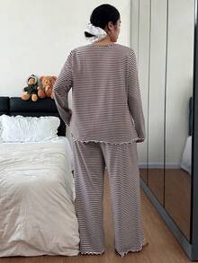 SHEIN Conjunto de pijama de mujer de talla grande con cuello en V, parche de encaje y rayas de manga larga. Conjunto de ropa de estar en casa con cuello en V, rayas, manga larga. Conjunto de ropa de estar en casa de dos piezas para otoño e invierno.