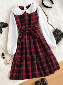 Sparklyn 这款复古风单件连衣裙采用红蓝白格纹图案，设计简洁时尚。宽大的荷叶边领口、对比鲜明的白色长款主教袖、腰间系带以及层叠荷叶边下摆，尽显优雅气质。中等厚度的无衬里梭织面料，修身剪裁，A字中长款设计，后背隐形拉链，方便穿脱。无论是周末早午餐、办公室休闲活动、都市漫步还是半正式聚会，都能轻松驾驭。尤其适合温暖的春日午后穿着。 - 紅色 - 查看 9