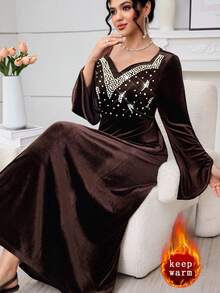 Al Najma 优雅巧克力棕色缀饰珍珠泡泡心形领喇叭袖丝绒女式连衣裙，秋冬款 - 棕色 - 查看 1