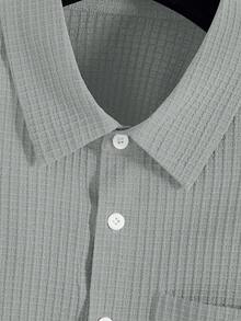 Manfinity Homme 大码男式纯色短袖单排扣休闲口袋衬衫 - 灰色 - 查看 6