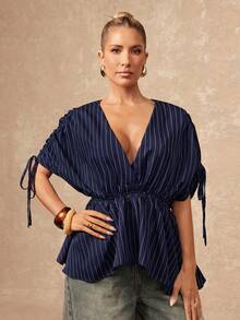 Lumalex VITNOS 细条纹垂褶荷叶边上衣，深V领设计，抽绳褶皱袖口，松紧腰身，柔美廓形，适合春季休闲、职场、派对、奢华等多种场合，尽显女性魅力，尤其适合新年、大地色系女性、优雅女性、法式优雅、周末休闲和工作场合。 - 藏蓝色 - 查看 4