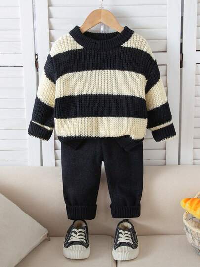 男婴休闲时尚可爱黑杏条纹针织毛衣和黑色针织长裤两件套，柔软舒适，适合日常、旅行等各种场合。男婴套装，男婴针织套装，男婴两件套，婴幼儿男童针织两件套。