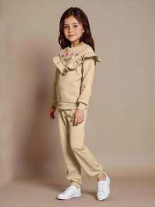 SHEIN Elladie kids 两件套女童休闲荷叶边刺绣卫衣上衣+运动裤，适合搭配夹克、外套、连帽衫等叠穿，是日常出行和秋冬季的理想之选。 - 杏色 - 查看 3