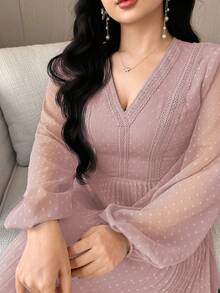Modelyn Gaun Wanita Elegan Panjang Sedang dengan Detail Renda Kontras, Leher V, Jala, Lengan Lentera, dan Hem Berlipit - Dusty Pink - View 3