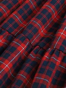 Sparklyn 这款复古风单件连衣裙采用红蓝白格纹图案，设计简洁时尚。宽大的荷叶边领口、对比鲜明的白色长款主教袖、腰间系带以及层叠荷叶边下摆，尽显优雅气质。中等厚度的无衬里梭织面料，修身剪裁，A字中长款设计，后背隐形拉链，方便穿脱。无论是周末早午餐、办公室休闲活动、都市漫步还是半正式聚会，都能轻松驾驭。尤其适合温暖的春日午后穿着。 - 紅色 - 查看 8