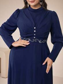 Modelyn 大码女式立领长袖收腰阿拉伯风格连衣裙 - 藏蓝色 - 查看 3