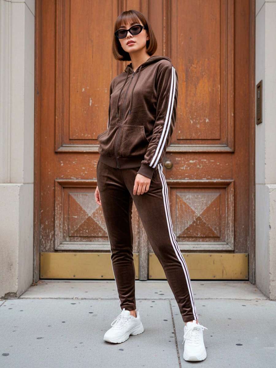 Conjunto de pants deportivo y casual para mujer, colores lisos, con líneas verticales en los laterales, tela tipo terciopelo de poliéster y spandex. pants sin bolsillos de ajuste regular con bota semi-entubada, talle de cintura natural. Sudadera deportiva, cuello redondo con capucha, silueta de ajuste regular, cierre con cremallera y bolsillos frontales tipo canguro funcionales. Muy fresco y cómodo, ideal para hacer deporte al aire libre, caminata en el parque o para ir al gimnasio. - Café integral - Ver 1