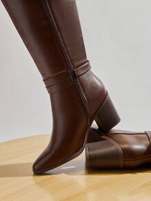 SHUZIA #BootTok 女士时尚搭扣装饰尖头高跟PU棕色长靴 – 优雅、简约、街头风 – 圣诞节必备 - 棕色 - 查看 5