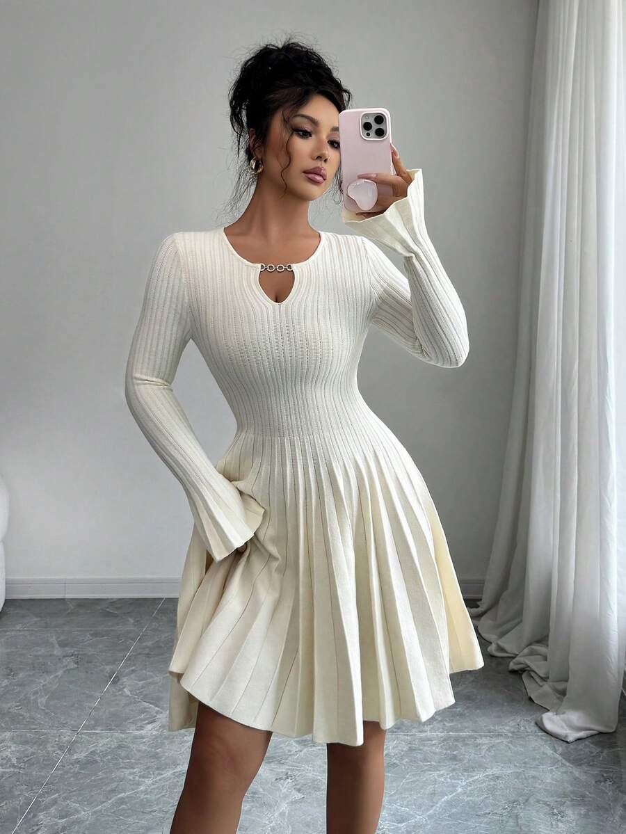 SHEIN Elenzya 女式 V 领镂空喇叭袖褶腰修身 A 字针织连衣裙，秋冬 - 米色 - 查看 1