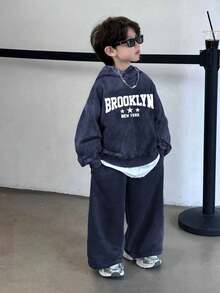 SHEIN 两件套男童休闲街头风韩版水洗连帽衫和纯色弹力腰运动裤套装，适合返校、生日、新生儿派对、节日聚会、秋冬季穿着。