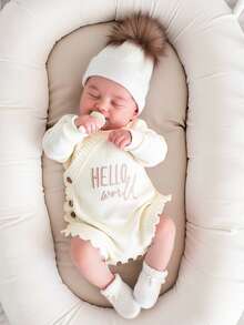 针织“Hello World”刺绣新生儿连体衣，配有配套绒球帽，婴儿公告连体衣，婴儿摄影道具，米色婴儿回家装 - 米色 - 查看 4
