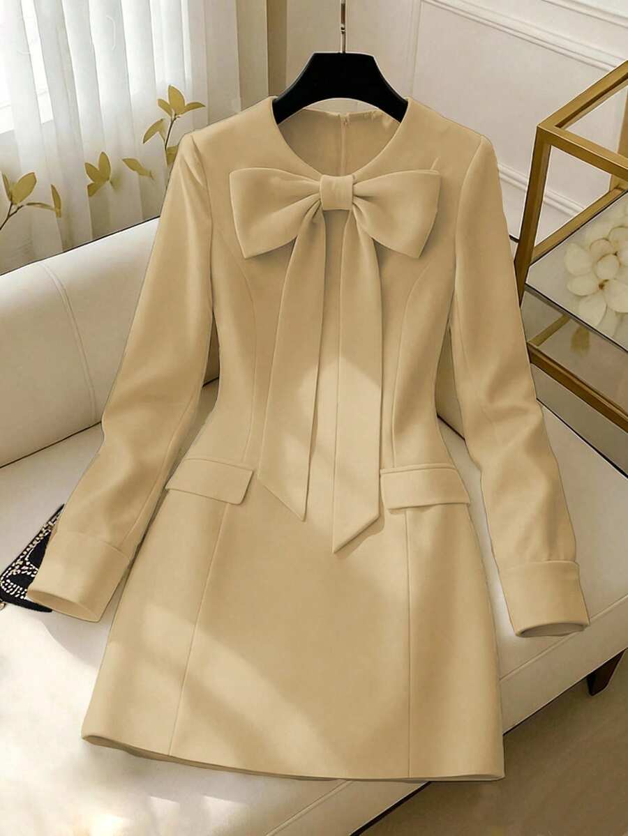 GlowEve Elegancka, jednokolorowa sukienka damska z kokardą i długim rękawem - Kolor khaki - Zobacz 1