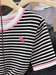 Resyla 大码女式休闲条纹马匹印花短袖上衣，百搭设计，适合户外、度假、时尚街头风、返校季穿着，黑白条纹配流苏下摆 - 彩色 - 查看 3