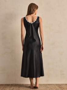 Charlaine Élégante robe de nuit longue en satin doux et soyeux, à coupe évasée, avec broderie de dentelle romantique, confortable pour la peau des femmes