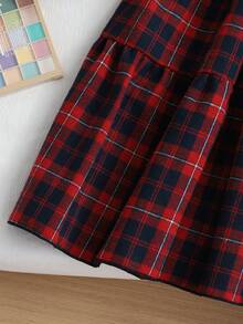 Sparklyn 这款复古风单件连衣裙采用红蓝白格纹图案，设计简洁时尚。宽大的荷叶边领口、对比鲜明的白色长款主教袖、腰间系带以及层叠荷叶边下摆，尽显优雅气质。中等厚度的无衬里梭织面料，修身剪裁，A字中长款设计，后背隐形拉链，方便穿脱。无论是周末早午餐、办公室休闲活动、都市漫步还是半正式聚会，都能轻松驾驭。尤其适合温暖的春日午后穿着。 - 紅色 - 查看 6