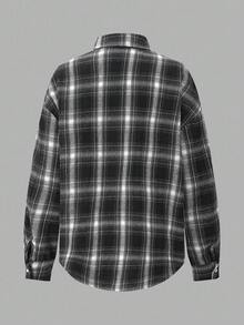 Modmama Conjunto de maternidad de 3 piezas: Camisa de manga larga a cuadros en negro y blanco, Top de camiseta blanca corta, Pantalones cortos de ciclismo, para salidas casuales en otoño - Blanco y Negro - Ver 4