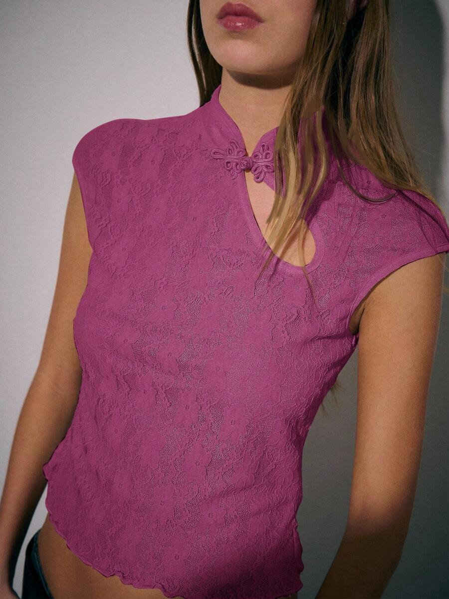 Nöista Áo kiểu mùa thu này mang vẻ ngoài tươi tắn và ngọt ngào, lấy cảm hứng từ kiểu áo sườn xám Trung Quốc hiện đại, với phom dáng ôm sát. Cổ áo đứng được trang trí bằng cúc áo, làm nổi bật nét quyến rũ truyền thống. Các đường cắt bất đối xứng tạo thêm điểm nhấn và đường nét nữ tính. Gấu áo được thuôn nhẹ và gợn sóng tự nhiên, tạo cảm giác nhẹ nhàng. - Hồng - Xem 1