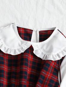 Sparklyn 这款复古风单件连衣裙采用红蓝白格纹图案，设计简洁时尚。宽大的荷叶边领口、对比鲜明的白色长款主教袖、腰间系带以及层叠荷叶边下摆，尽显优雅气质。中等厚度的无衬里梭织面料，修身剪裁，A字中长款设计，后背隐形拉链，方便穿脱。无论是周末早午餐、办公室休闲活动、都市漫步还是半正式聚会，都能轻松驾驭。尤其适合温暖的春日午后穿着。 - 紅色 - 查看 3