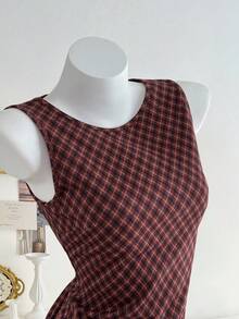 SHEIN PETITE 女士格子图案无袖迷你连衣裙，可爱休闲修身款，红色格子，适合新年和圣诞节穿着。 - 酒紅色 - 查看 3