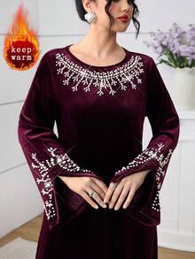 Al Najma Elegante vestido de terciopelo con cuello de barco, mangas acampanadas y cuentas, color vino tinto, para mujer, otoño/invierno - Burdeos - View 1