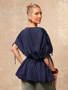 Lumalex VITNOS 细条纹垂褶荷叶边上衣，深V领设计，抽绳褶皱袖口，松紧腰身，柔美廓形，适合春季休闲、职场、派对、奢华等多种场合，尽显女性魅力，尤其适合新年、大地色系女性、优雅女性、法式优雅、周末休闲和工作场合。 - 藏蓝色 - 查看 3