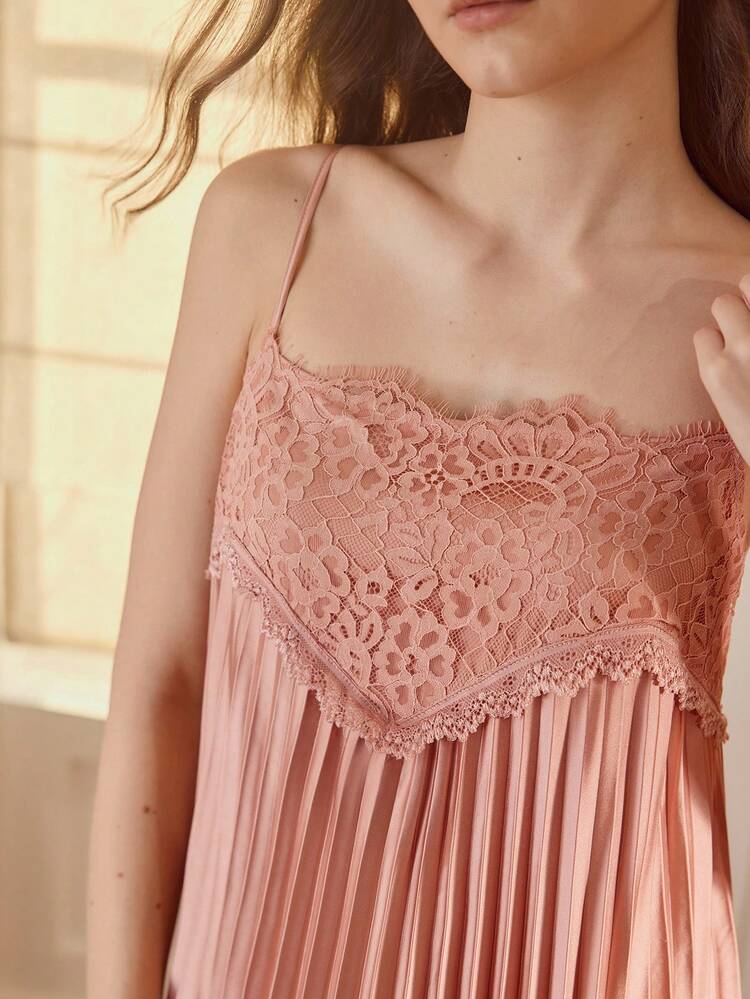 Vestito da notte con cami plissettato in pizzo a contrasto