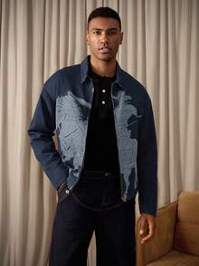 RivetRise Jaqueta Denim de Manga Longa Oversized com Estampa Digital Azul Lavada Premium, Estilo Americano Vintage para Passeio, Trabalho e Cowboy - Azul - Visão 5